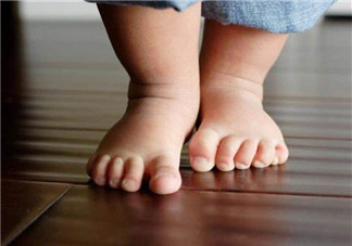 亲子游戏让宝宝轻松学会走路 宝宝练习走路亲子游戏