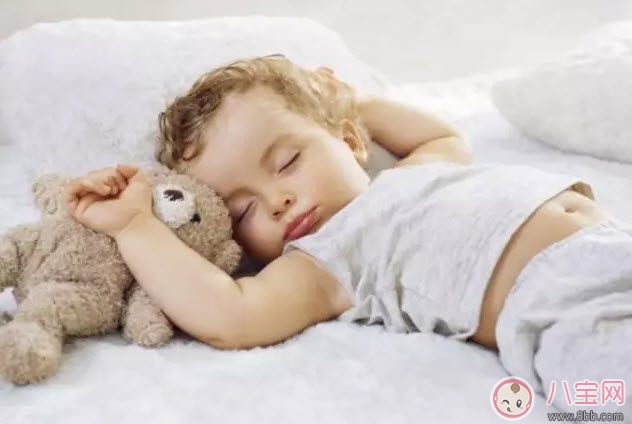 通过睡姿看性格 从小孩睡姿看性格(趴着睡的宝宝喜欢热闹)