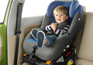 使用儿童安全座椅没系安全带 勿犯不必要的错误