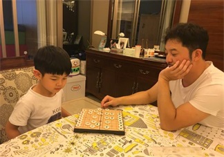 沙溢和安吉一起下象棋 怎么教孩子下象棋