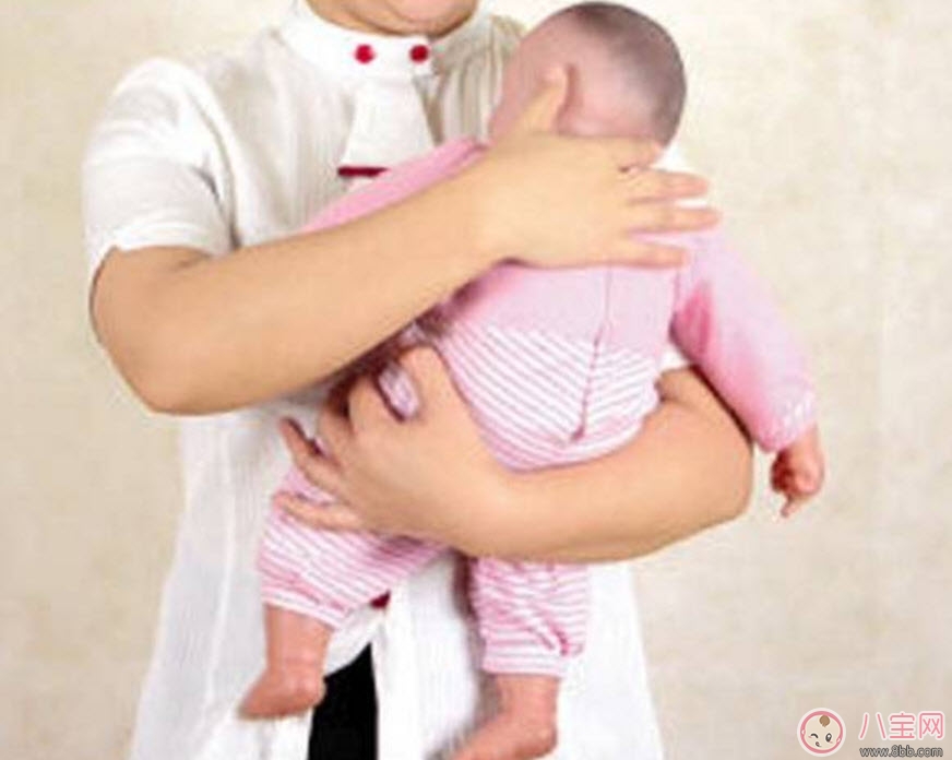 怎样竖抱宝宝 新生儿宝宝竖抱的正确姿势图解