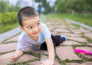 摔倒的孩子扶不扶 这么做比你马上抱起来有效得多