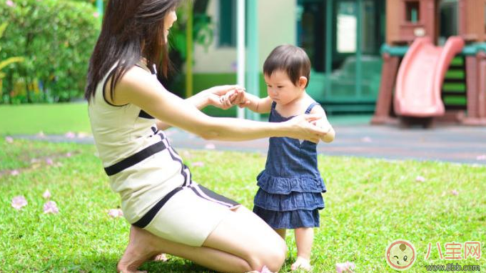 孩子过早走路危害大 什么时候教孩子走路好