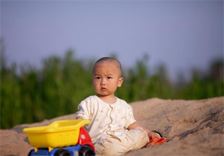 觉得孩子越晒越健康 不要把孩子晒伤了再去后悔