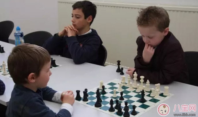 孩子学下棋的最佳年龄 孩子学象棋围棋国际象棋哪种好