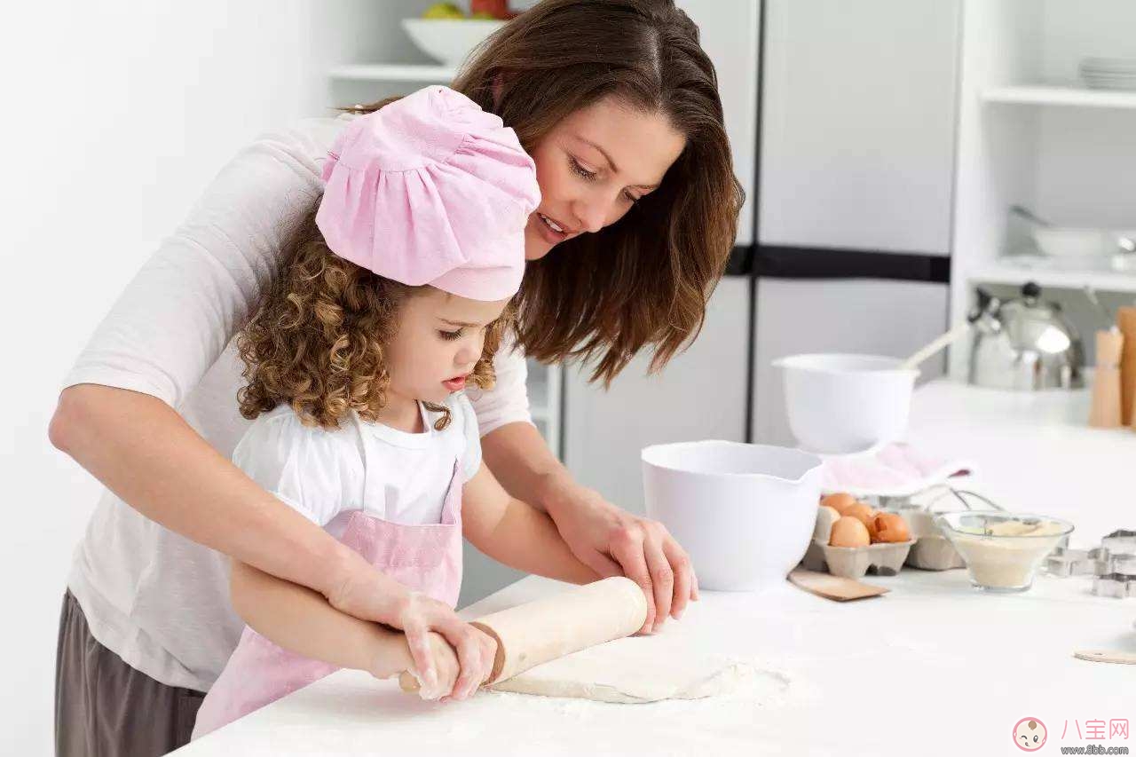 孩子帮忙做家务的好处 如何训练孩子做家务最有效
