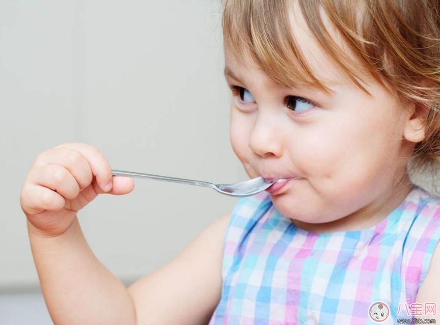 孩子一岁后不愿意自己吃饭怎么办 怎么让孩子接受吃饭
