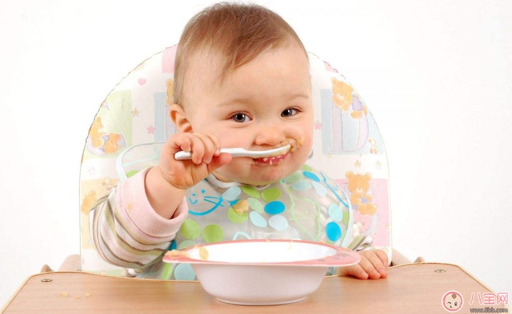 孩子一岁后不愿意自己吃饭怎么办 怎么让孩子接受吃饭