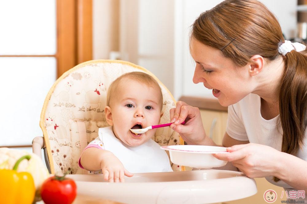 宝宝吃饭喜欢玩怎么办 如何训练宝宝专心用餐