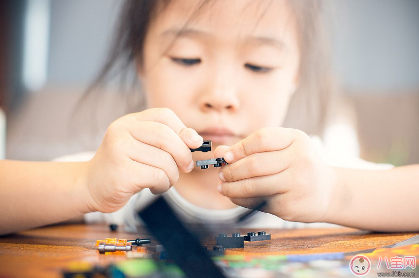 孩子玩耍活动量大吃什么补充能量好 孩子在玩的时候可以吃零食吗