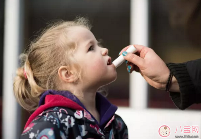 小孩能用成人的润唇膏吗 小孩秋天嘴巴脱皮可以涂润唇膏吗