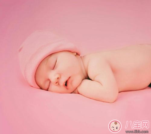 为什么宝宝一睡着就满头大汗 宝宝一睡觉就出汗身体缺什么