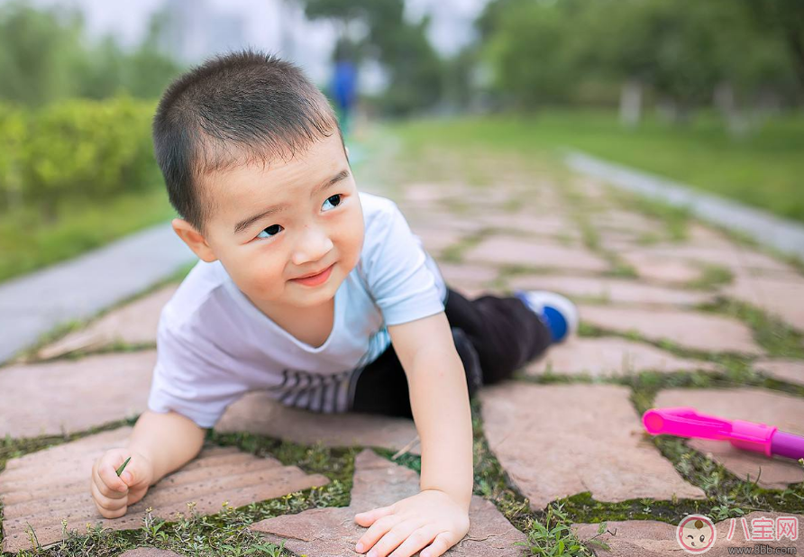 孩子摔倒了该不该扶 孩子摔倒后正确处理方法