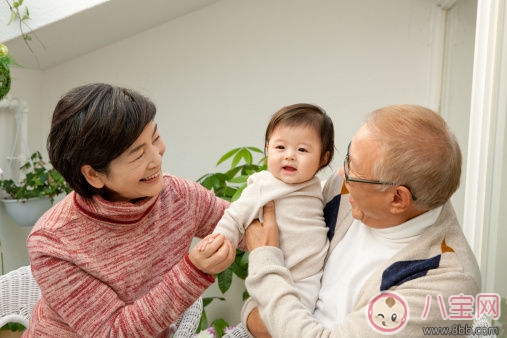 孩子跟父母在一起才是最开心的 老人带孩子的影响