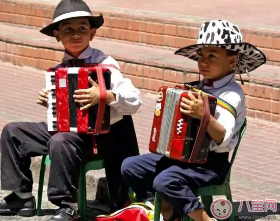 小孩学手风琴的最佳年龄 怎么判断孩子有没有学手风琴的天赋