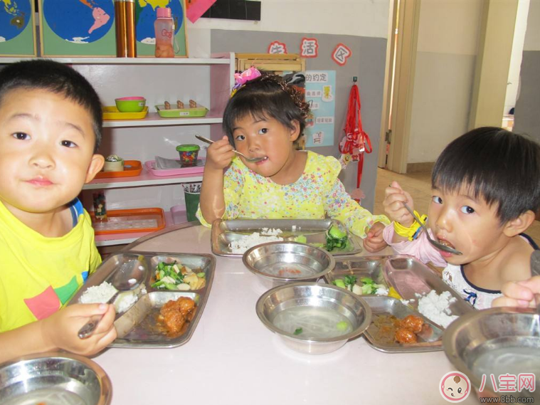 怎么知道幼儿园老师对孩子好不好 孩子在幼儿园过的怎么样怎么合理的知道