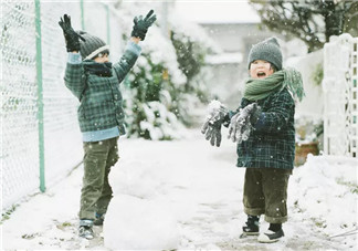 带娃看雪说说朋友圈心情 2018朋友圈发下雪天带宝宝看雪的心情句子