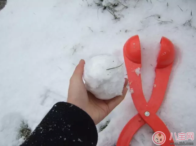 甜馨同款雪球夹怎么玩  冬天宝宝玩雪护手有哪些神器