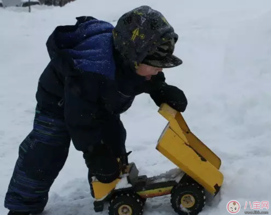 甜馨同款雪球夹怎么玩  冬天宝宝玩雪护手有哪些神器