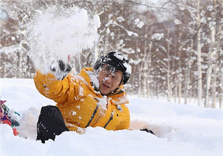 邓超晒与孩子玩雪照片  邓超在家的地位暴露无遗了