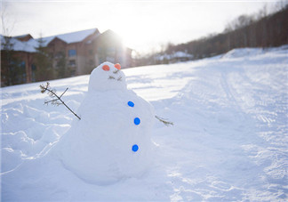 下雪了打雪仗图片句子说说 2018初雪打雪仗心情朋友圈