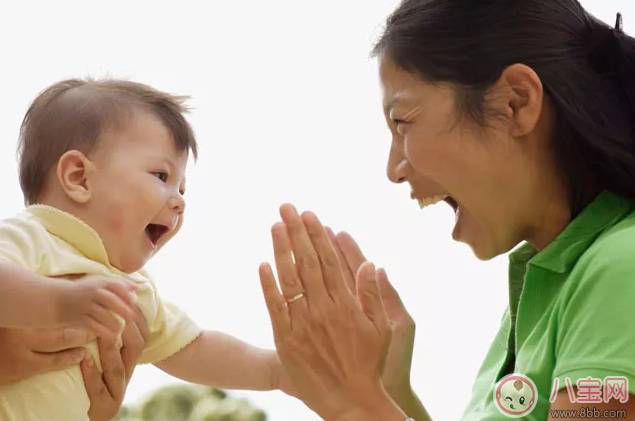 孩子|孩子在玩的时候会躲开大朋友是什么原因 宝宝不和大朋友玩正常吗