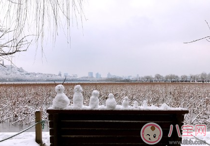 带孩子玩雪发朋友圈句子 宝宝第一次玩雪的心情说说