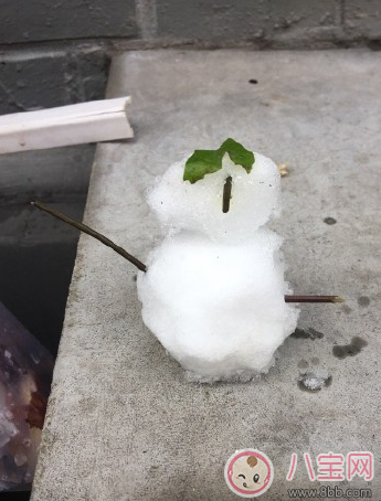 带孩子玩雪发朋友圈句子 宝宝第一次玩雪的心情说说