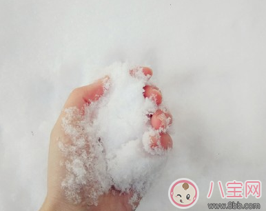 带孩子玩雪发朋友圈句子 宝宝第一次玩雪的心情说说