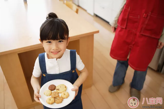 怎么培养孩子的餐桌礼仪 孩子过年吃饭礼数不到位怎么办