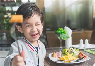 过年的时候哪些食物不能给孩子吃 如何合理的拒绝给孩子吃东西的人