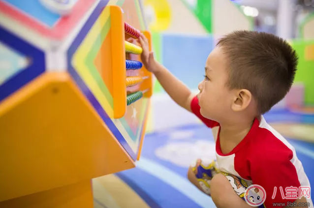 孩子|孩子在集体中不愿意跟其他人玩的原因是什么 为什么宝宝不跟别的小孩玩