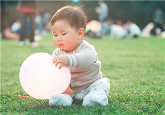 春天孩子手凉要多穿吗 春天宝宝穿衣指南