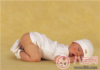 宝宝什么时候会趴着睡 如何让宝宝学会趴着