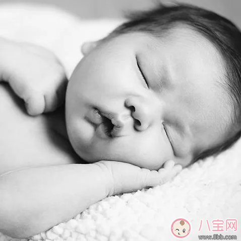 孩子突然从床上掉下来怎么办 孩子从床上掉下来应急措施