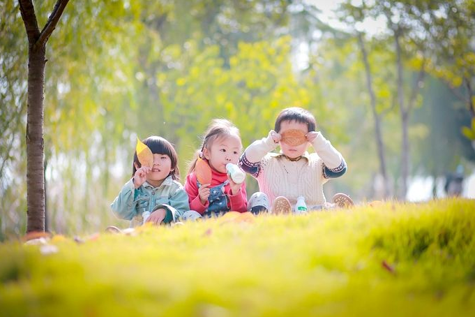 带孩子出去玩说说朋友圈怎么写 周末带孩子出去玩说说