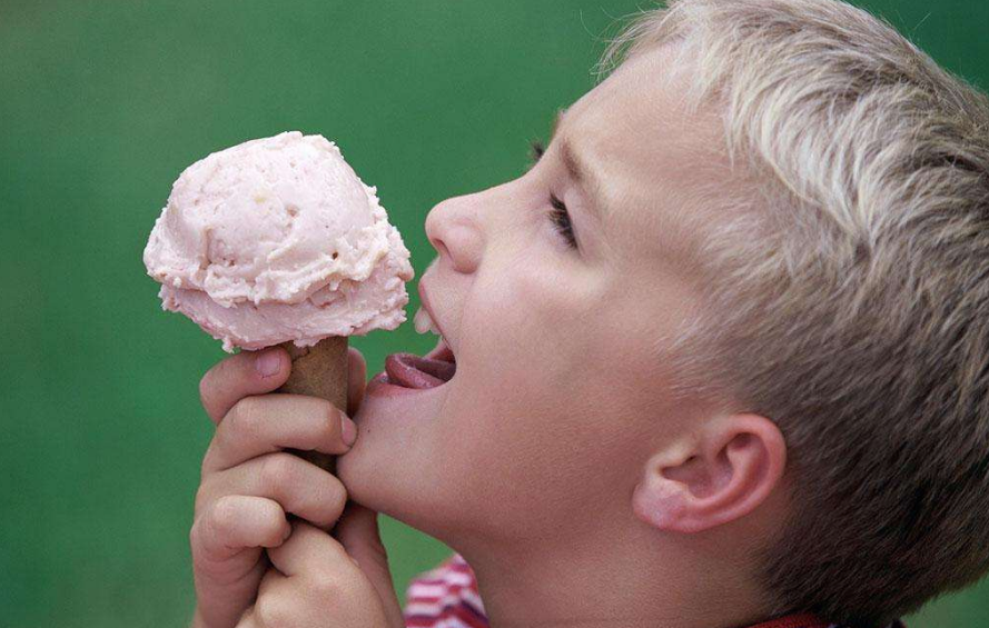 夏天幼儿能吃冰淇淋吗 2018夏季如何给宝宝消暑