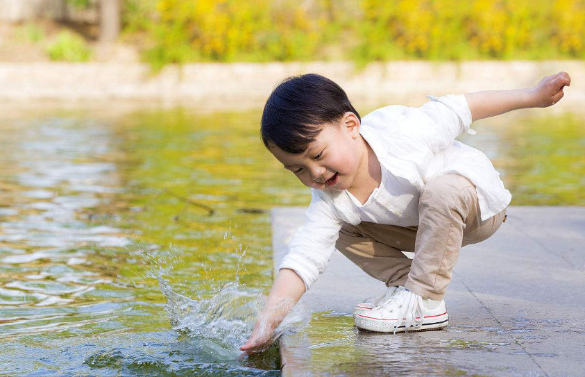 孩子特别的喜欢踩水怎么办 孩子喜欢玩水怎么做比较好2018