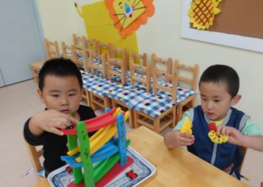 教育|小孩回家总是找东西吃什么原因 小孩幼儿园园没吃饱怎么办