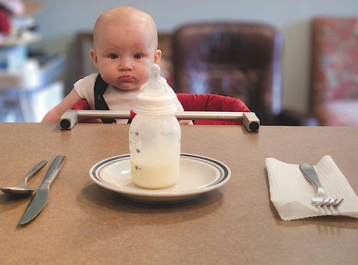 母乳和配方奶能混在一起喂宝宝吗 怎样判断是否真的是母乳不足