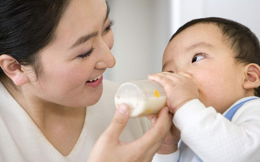 孩子|怎么知道孩子是不是饿了 什么时候给宝宝喂奶比较好