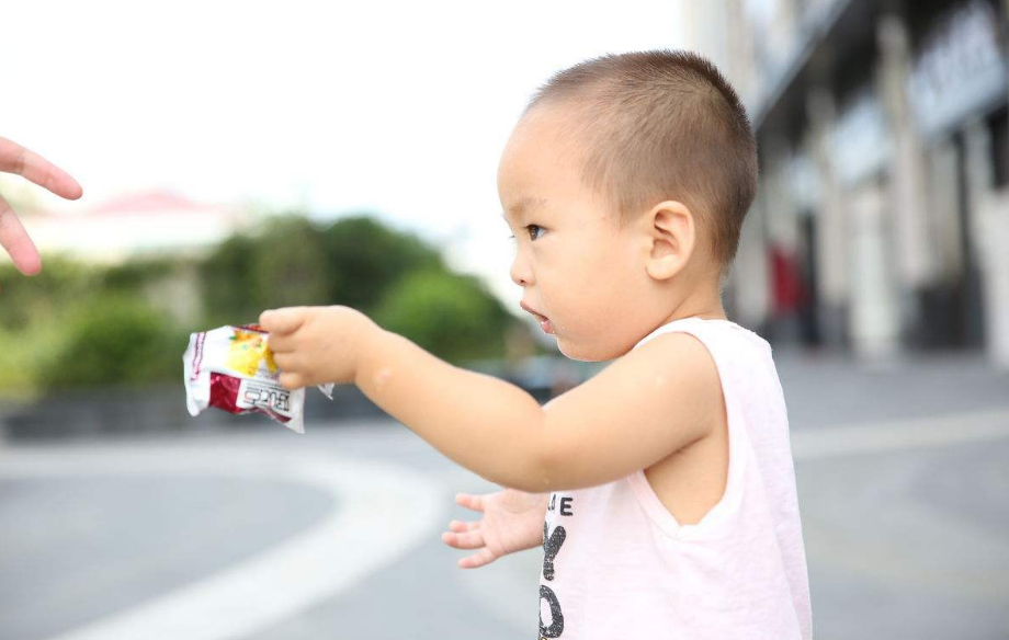 孩子|为什么孩子喜欢在地上捡东西吃 宝宝老是捡地上东西吃怎么引导