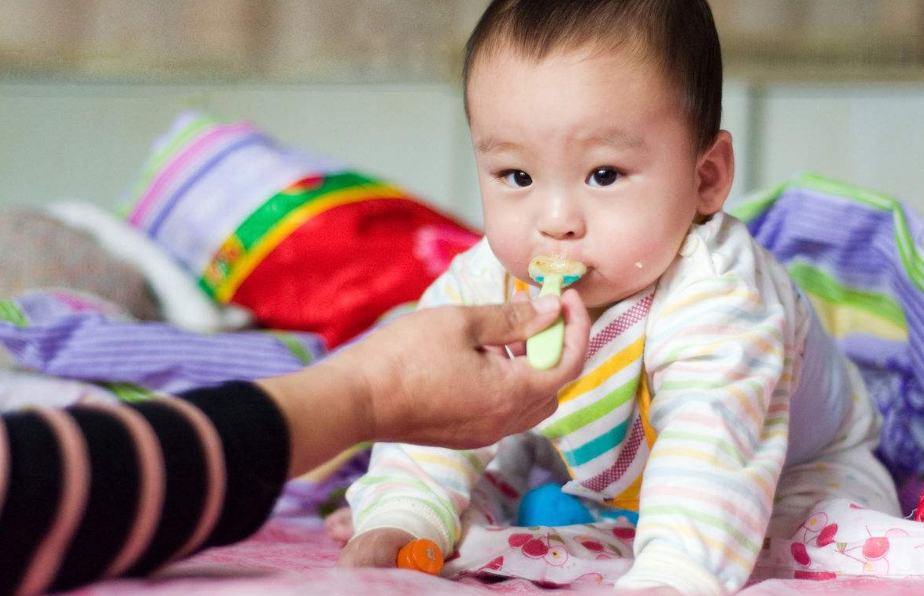 孩子|为什么孩子喜欢在地上捡东西吃 宝宝老是捡地上东西吃怎么引导