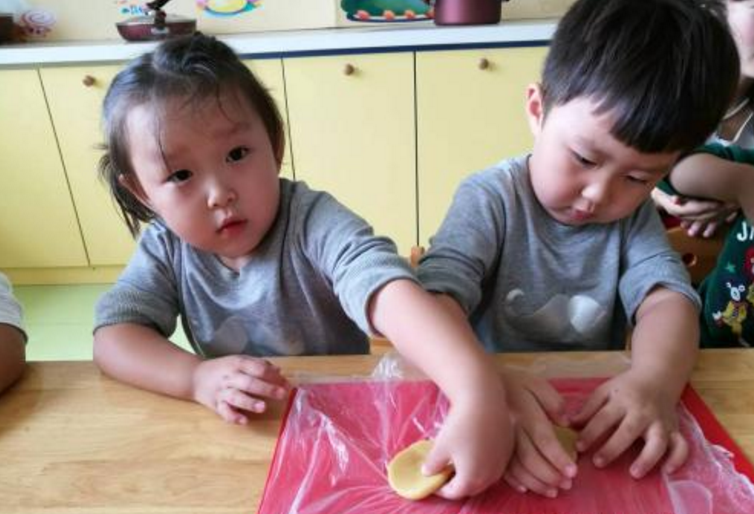 孩子|中秋节宝宝吃月饼怎么吃好 孩子最多吃几个月饼