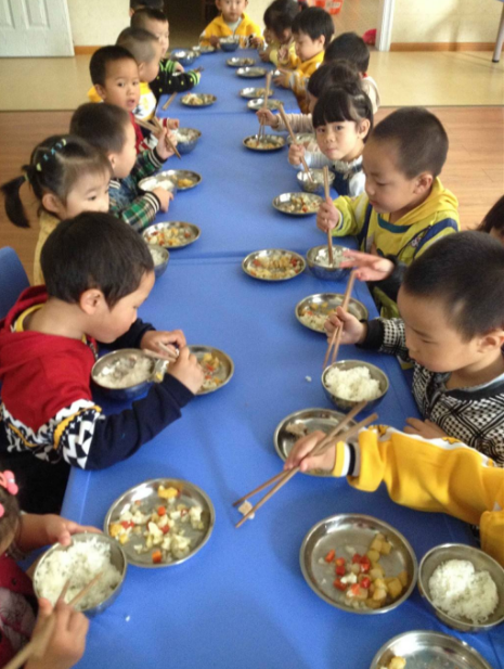 幼儿园给孩子吃速冻荷包蛋是真的吗 用速冻荷包蛋的幼儿园名字叫什么