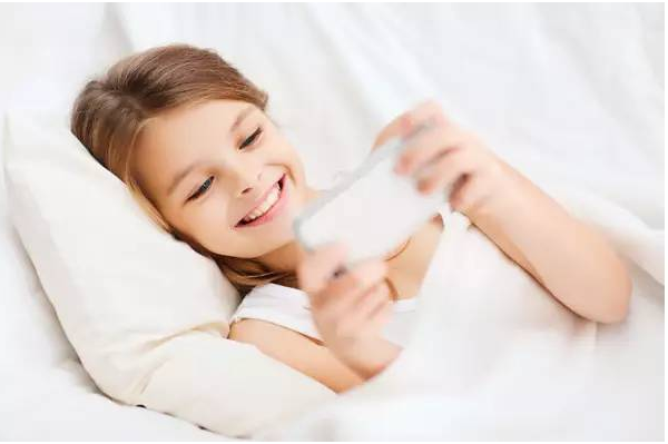 孩子变成手机控怎么办 为什么孩子爱玩手机