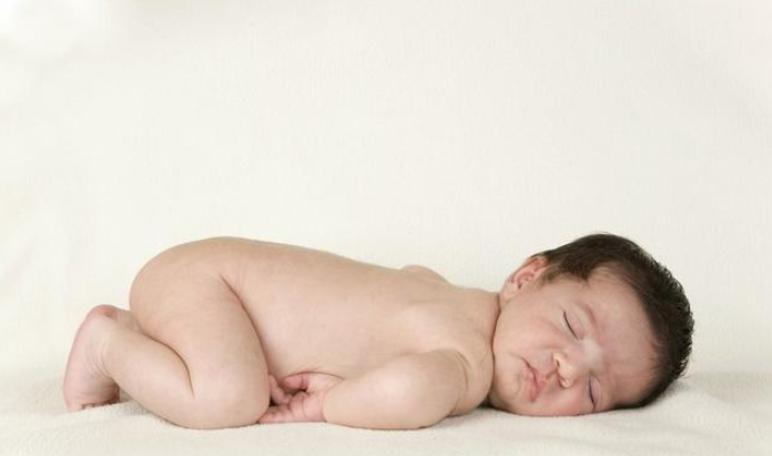 满床滚|宝宝睡觉满床打滚是什么原因 如何提高宝宝睡眠质量