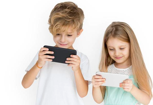 孩子长时间玩手机有什么危害 孩子沉迷玩手机家长怎么应对