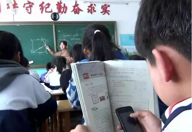 中小学生|立法禁止16岁以下中小学生使用智能手机的做法可取吗 立法禁止中小学生玩手机好不好