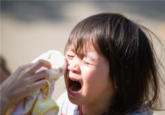 孩子频繁眨眼睛怎么回事 孩子频繁眨眼睛怎么办